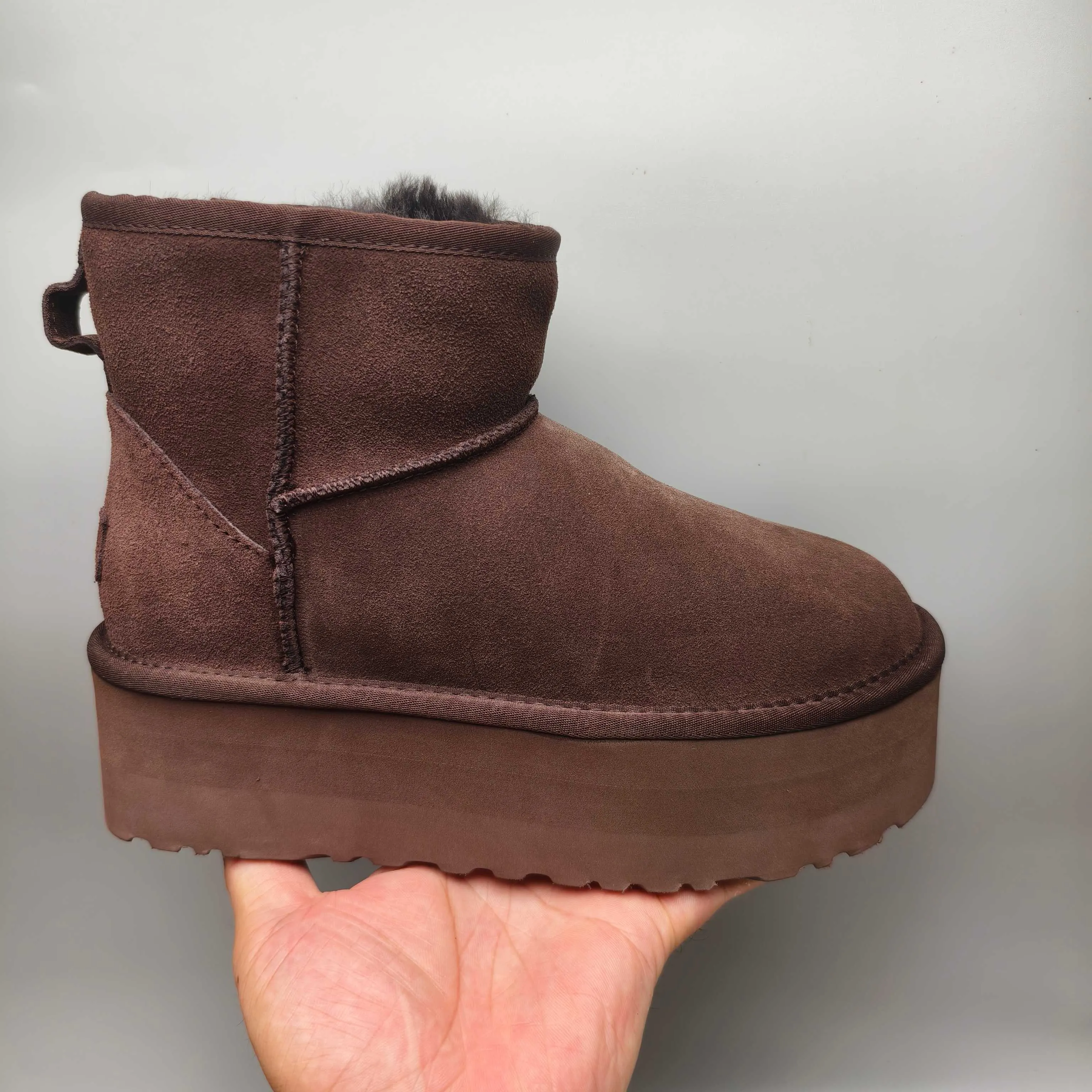 💰520 UGG sheepskin all-in-one snow boots. The official website synchronizes the new autumn and winter women's classic mini (thick sole) short snow boots 1134991, three-layer combination thick sole 5 cm, lightweight and non-slip, suede upper, 17 mm real wool lining, comfortable and casual, simple and fashionable! Color: Maroon Black Military Green Chocolate Size: 35-41